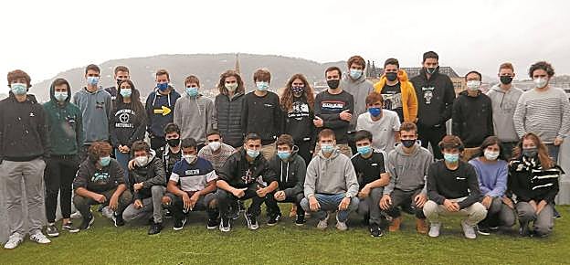 Los alumnos y las alumnas de la clase de 2º de Bachiller de Aldapeta María Ikastetxea que participan en Donostia Innovation Challenge. 