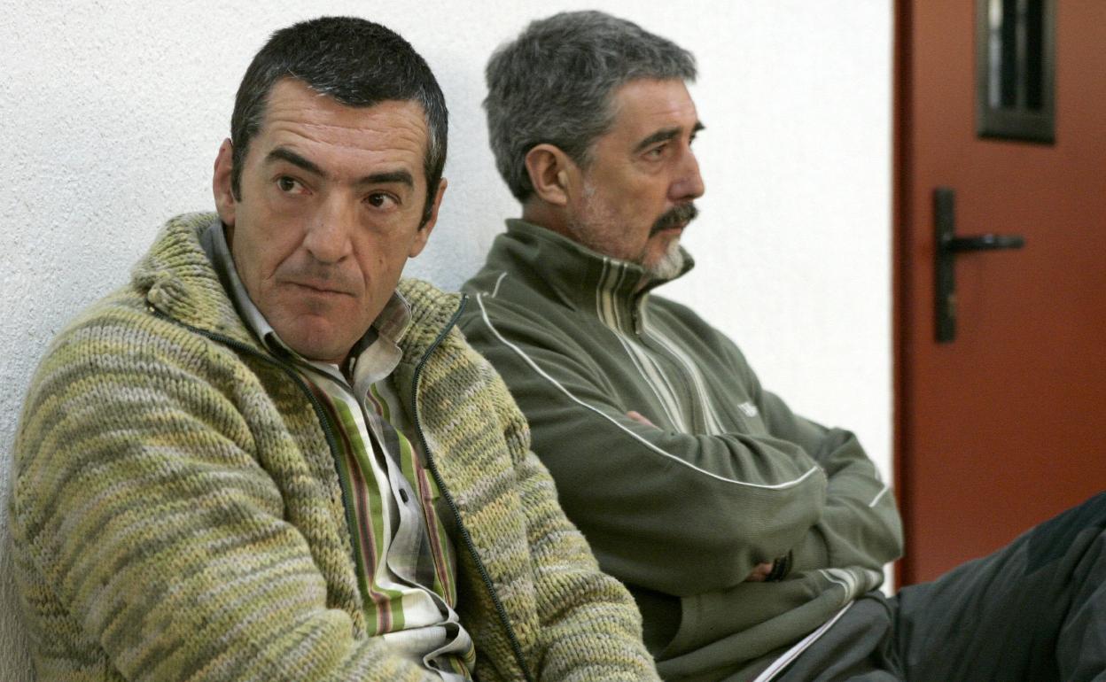 José Antonio Borde (i) y Sebastián Echaniz, encausados y presuntos miembros del «Comando Vizcaya» de ETA, durante el juicio por el asesinato del teniente coronel de artillería Ramón Romeo en 1981