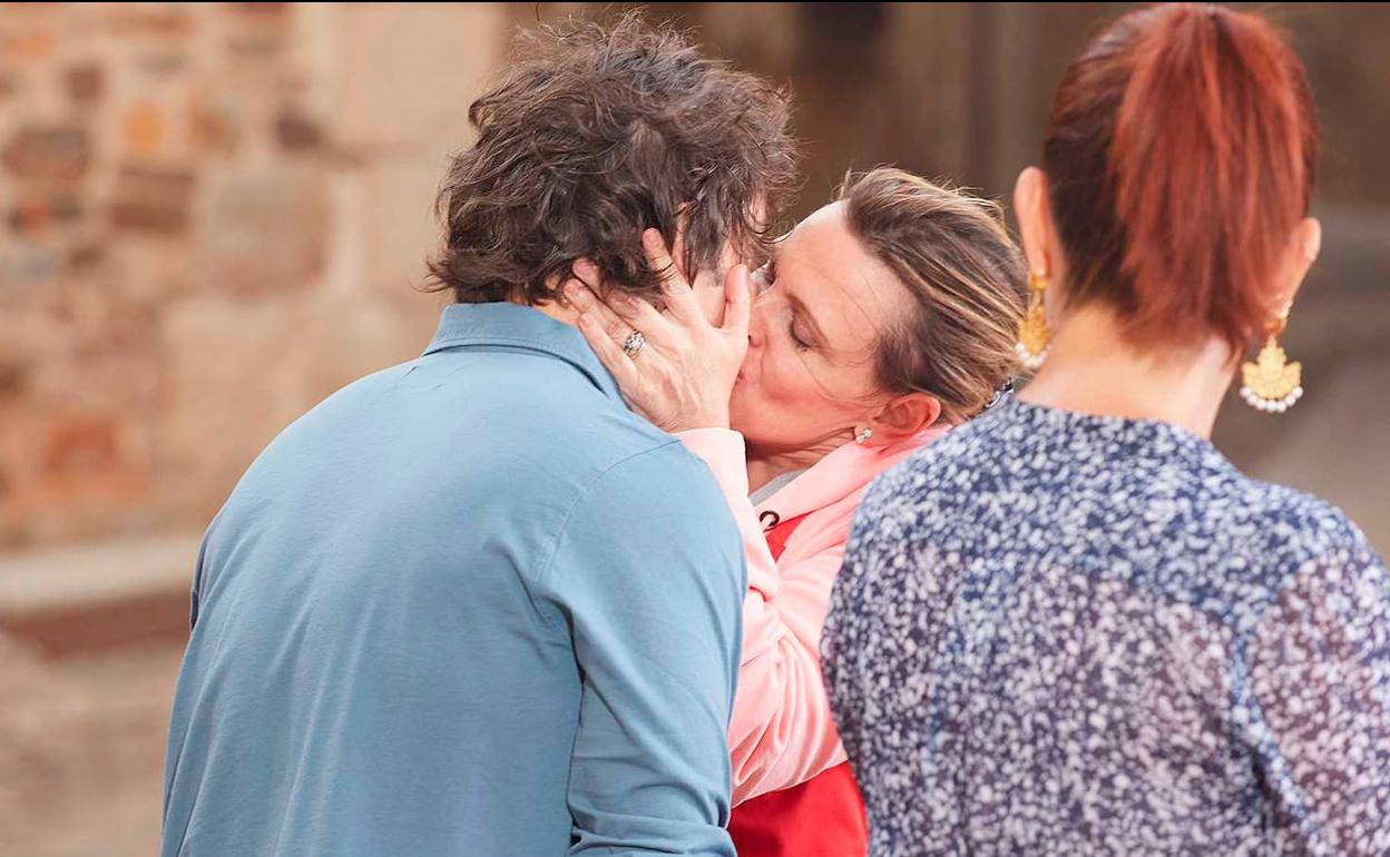 Ainhoa Arteta besa a Jordi Cruz durante la prueba de exteriores