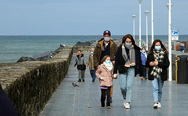 La frontera con Francia está abierta y los turistas cruzan a Gipuzkoa
