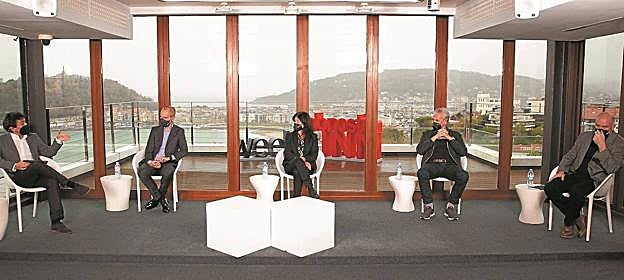 De izquierda a derecha, Xabi Pérez, Iñigo Iribarnegaray, Begoña Larzabal, Iñigo Argomaniz y Joxean Fernández, en Talent House.