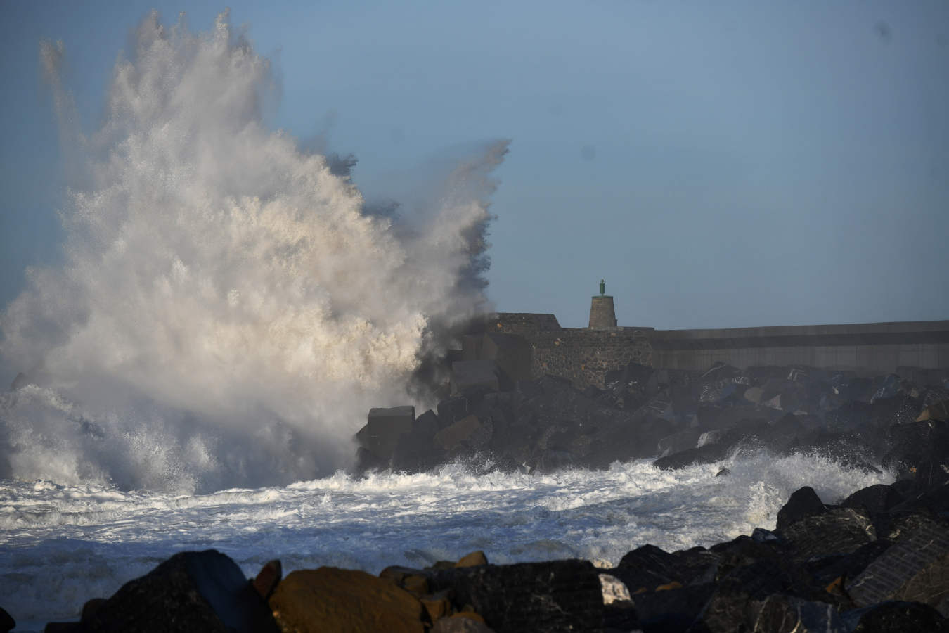 Surfistas como Aritz Aranburu, Indar Unanue y Andoni 'Tarta', entre otros, han surfeado este jueves en la bahía de Orrua, en la localidad guipuzcoana de Zumaia.