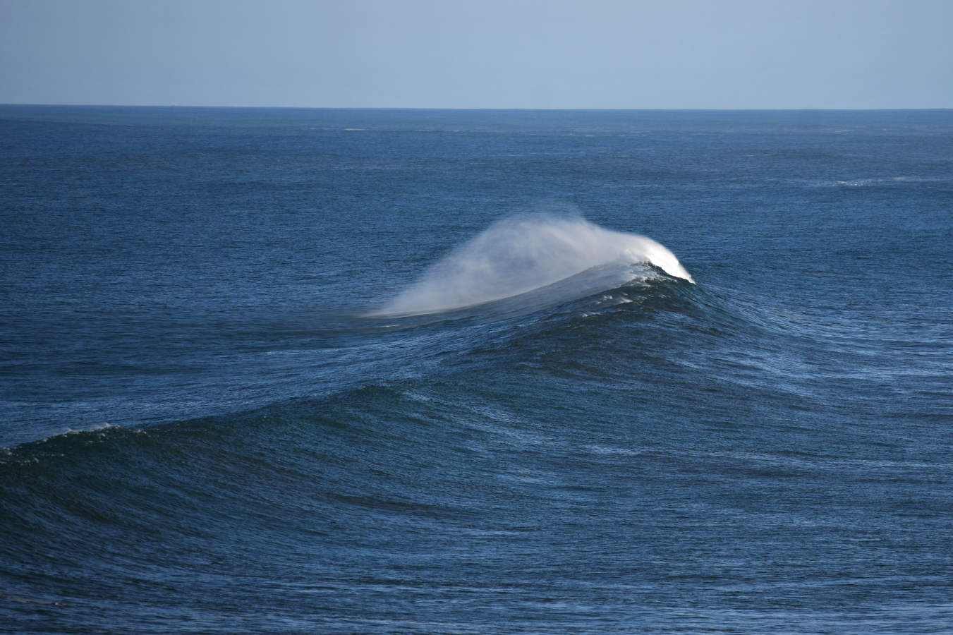 Surfistas como Aritz Aranburu, Indar Unanue y Andoni 'Tarta', entre otros, han surfeado este jueves en la bahía de Orrua, en la localidad guipuzcoana de Zumaia.