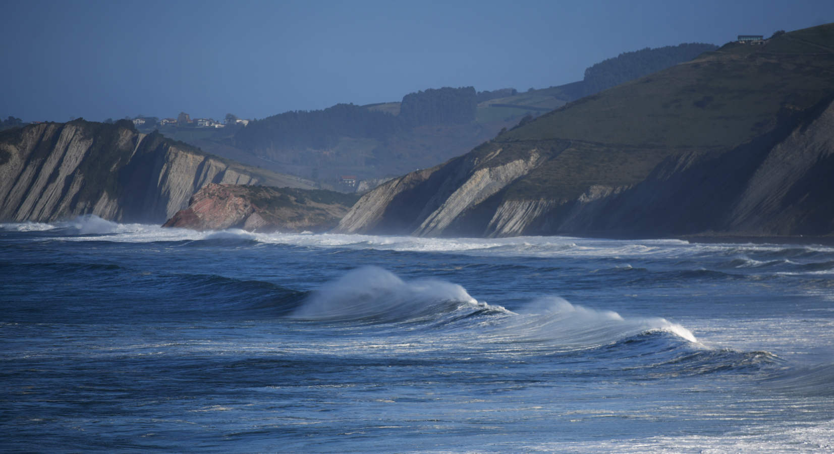 Surfistas como Aritz Aranburu, Indar Unanue y Andoni 'Tarta', entre otros, han surfeado este jueves en la bahía de Orrua, en la localidad guipuzcoana de Zumaia.