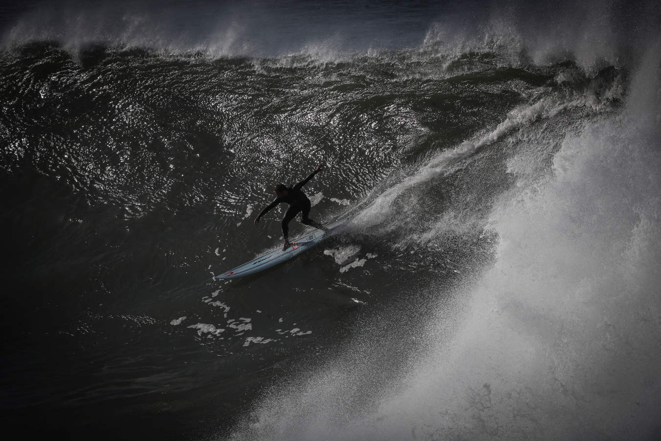 Surfistas como Aritz Aranburu, Indar Unanue y Andoni 'Tarta', entre otros, han surfeado este jueves en la bahía de Orrua, en la localidad guipuzcoana de Zumaia.