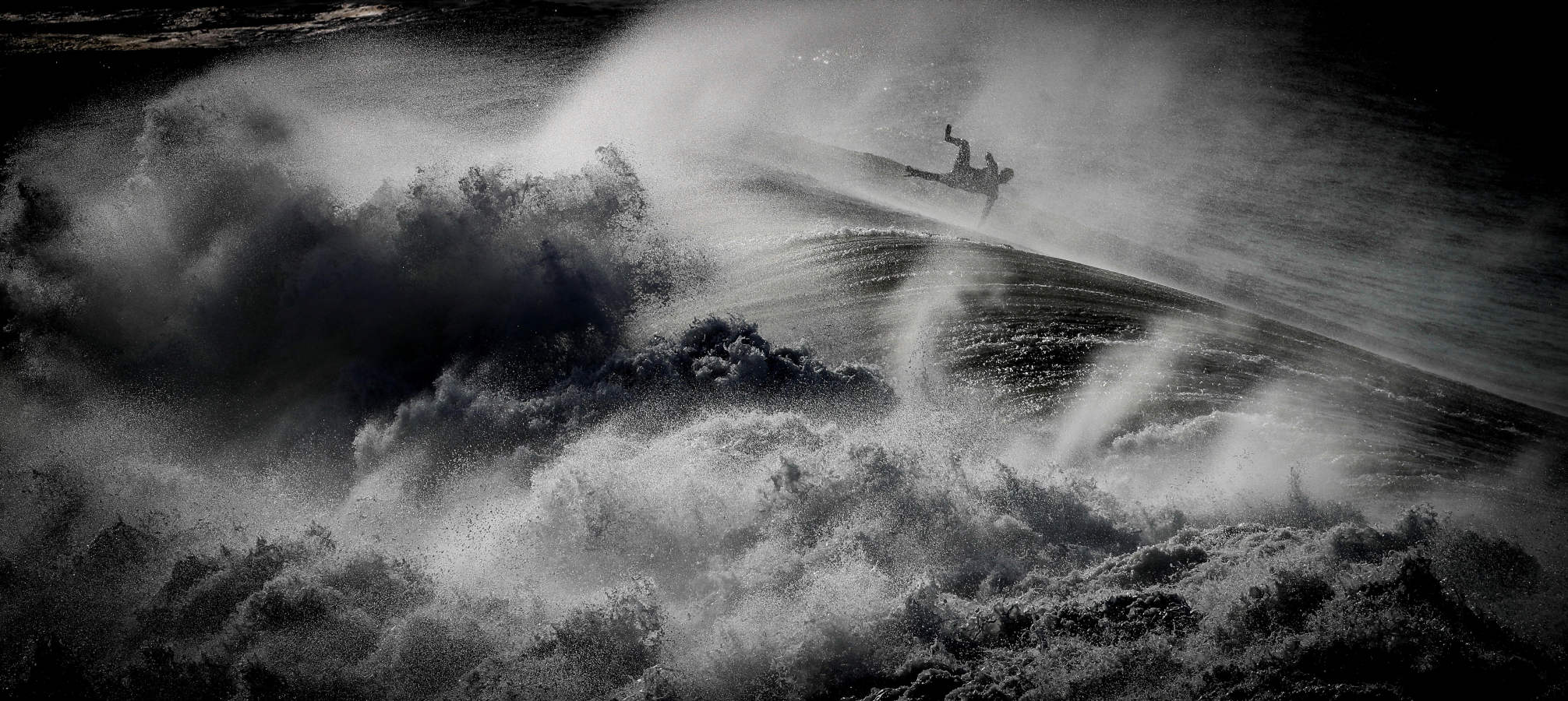 Surfistas como Aritz Aranburu, Indar Unanue y Andoni 'Tarta', entre otros, han surfeado este jueves en la bahía de Orrua, en la localidad guipuzcoana de Zumaia.