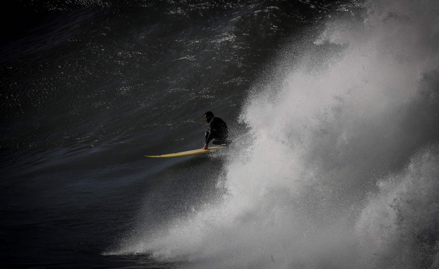 Surfistas como Aritz Aranburu, Indar Unanue y Andoni 'Tarta', entre otros, han surfeado este jueves en la bahía de Orrua, en la localidad guipuzcoana de Zumaia.