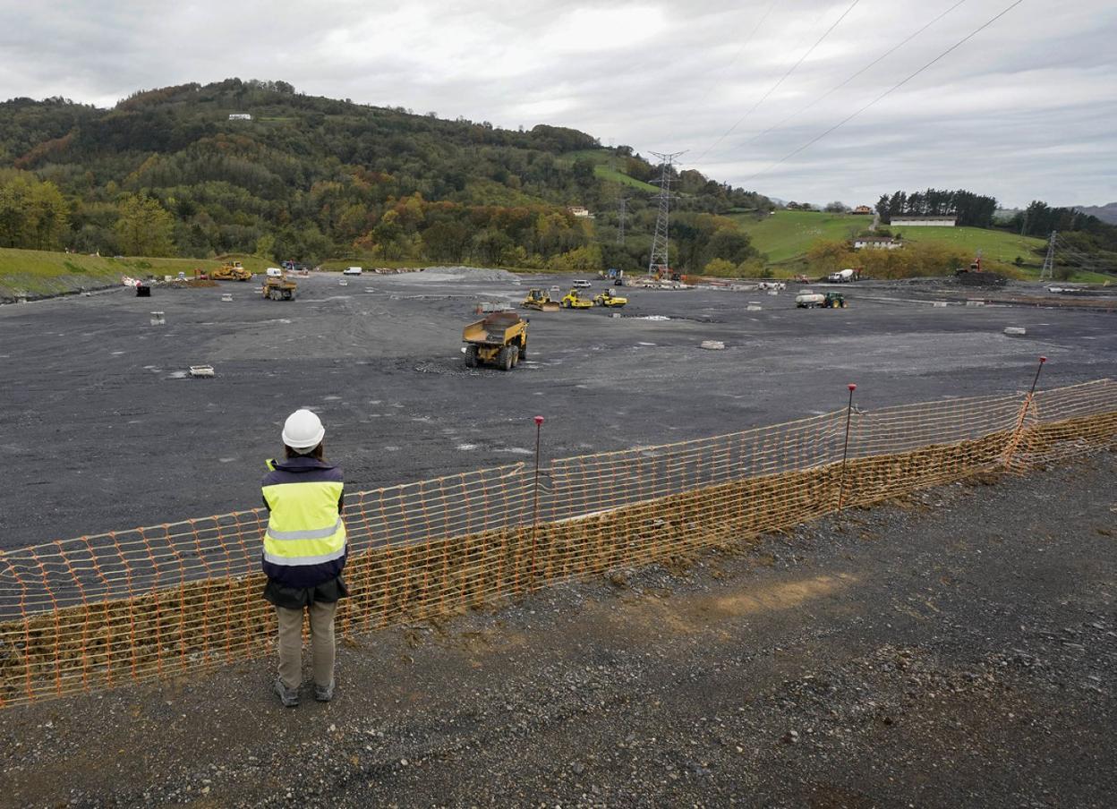 Solar en construcción del aparcamiento para camiones de la ciudad del transporte en Astigarraga. 