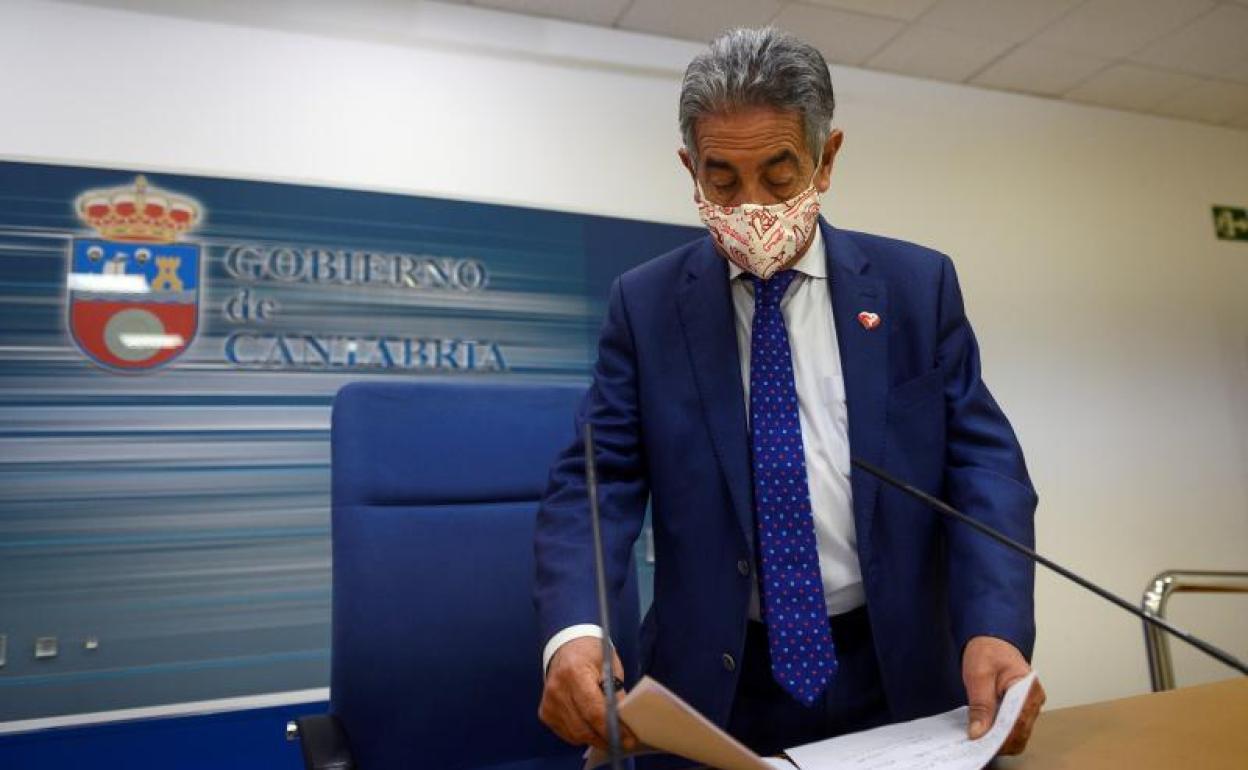 Revilla cierra Cantabria por el incremento de infectados