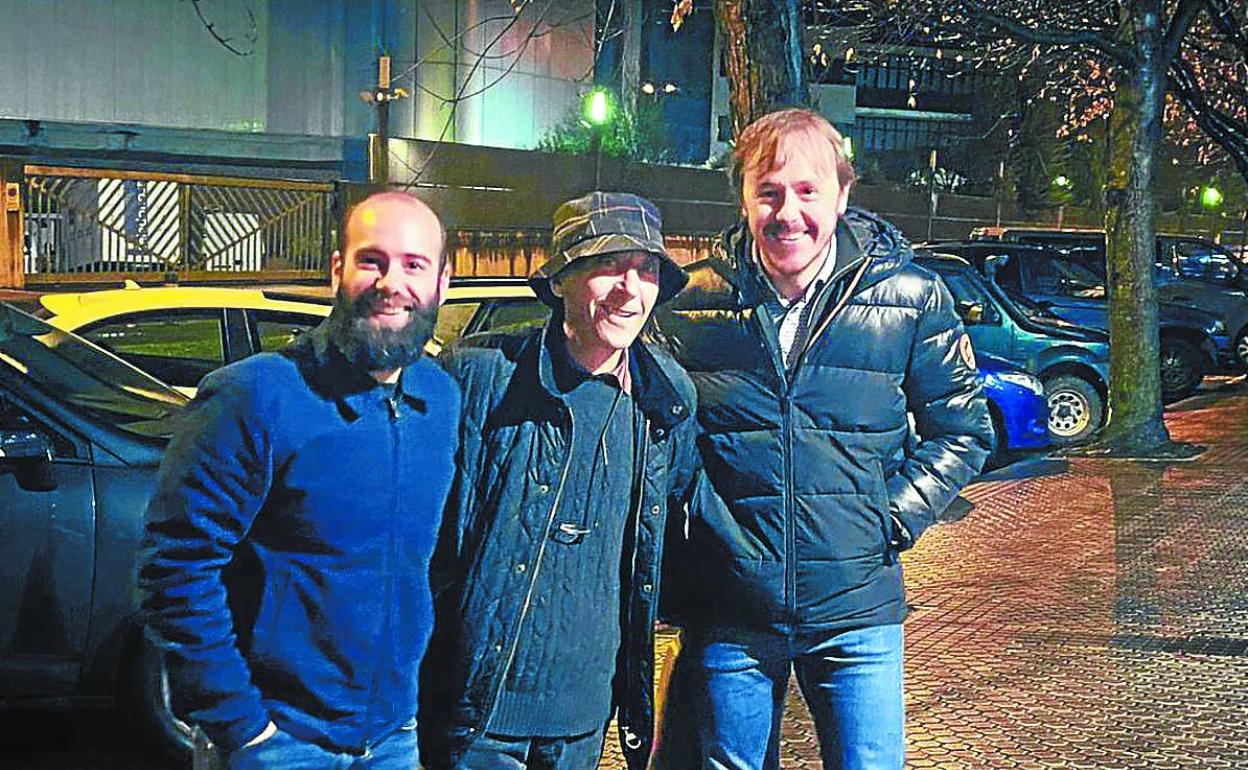 Rafael Berrio, escoltado por el ingeniero de sonido Víctor Sánchez y el pianista Paul San Martín, el 21 de diciembre de 2019, día de Santo Tomás, en el exterior de los estudios Elkar. 