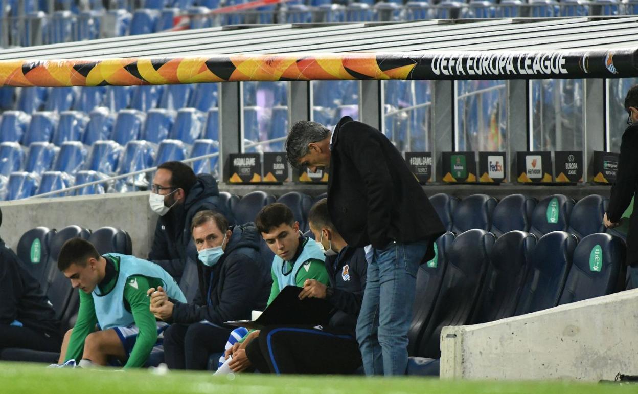 Imanol da instrucciones a Zubimendi.
