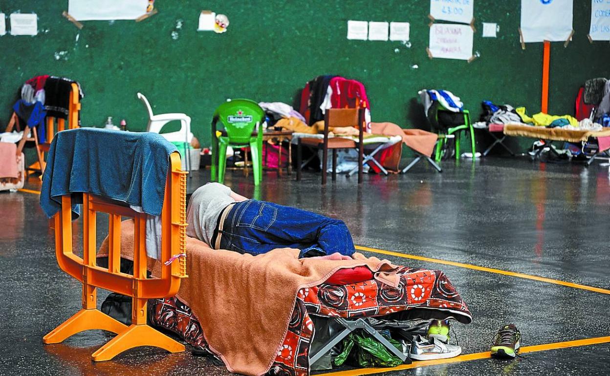 El frontón Atano III de Donostia dio cobijo a personas sin techo durante el confinamiento de primavera. 