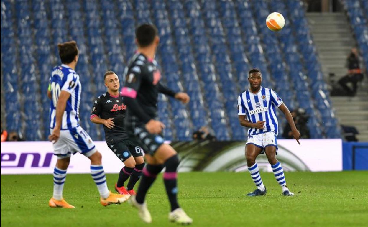 Modibo Sagnan tuvo que debutar, sin tenerlo previsto, en un desangelado estadio Reale Arena. 