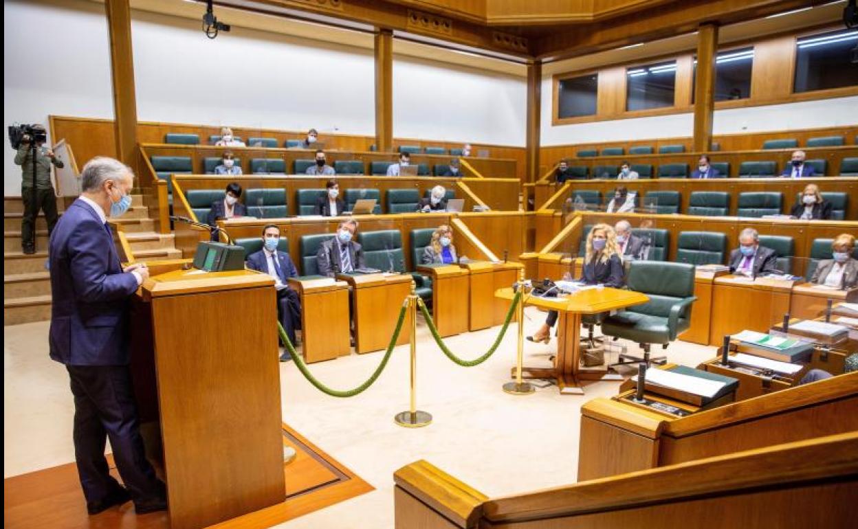 El lehendakari, Iñigo Urkullu (i), interviene en el pleno de control que celebra el Parlamento Vasco este viernes.