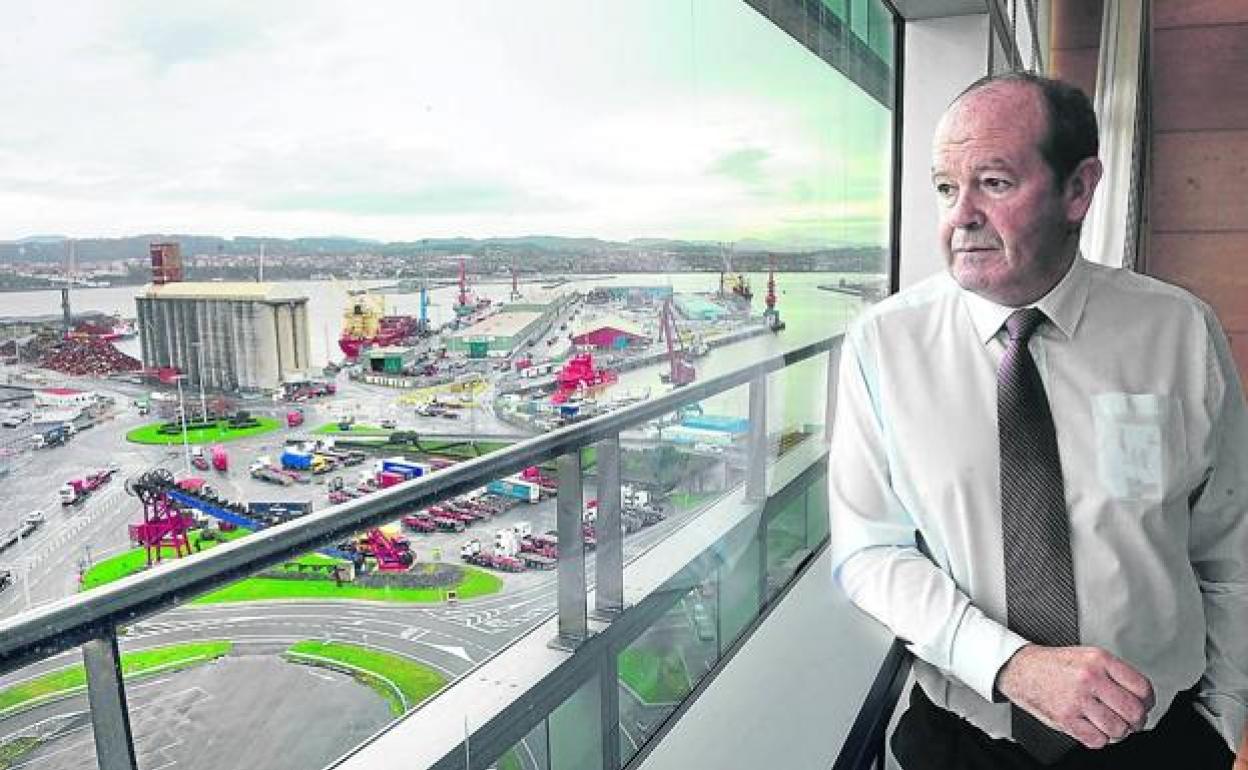 Ricardo Barkala, en las instalaciones del Puerto de Bilbao. 