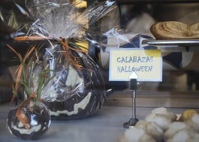Imagen secundaria 1 - Escaparates de varios comercios de Donostia con temática en torno a la fiesta de Halloween.