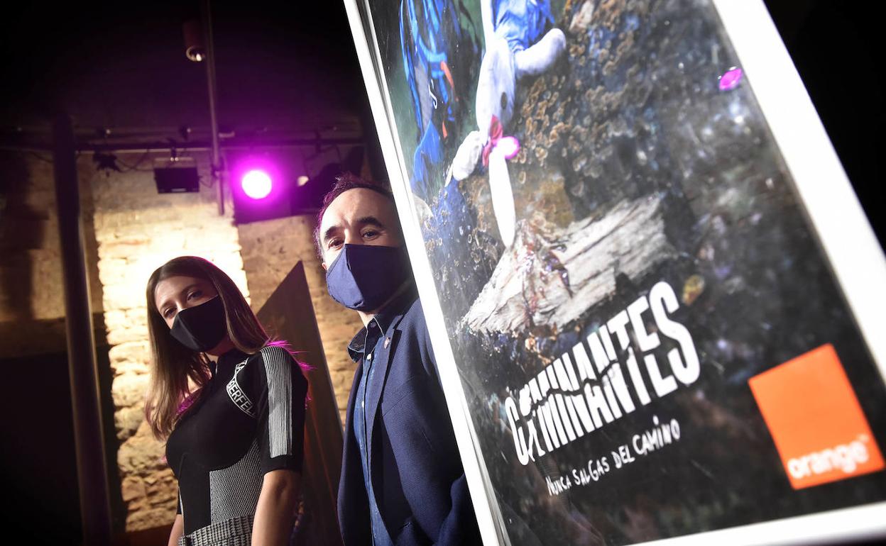 La actriz Alexandra Pino y el director Koldo Serra, con el cartel de 'Caminantes'. 