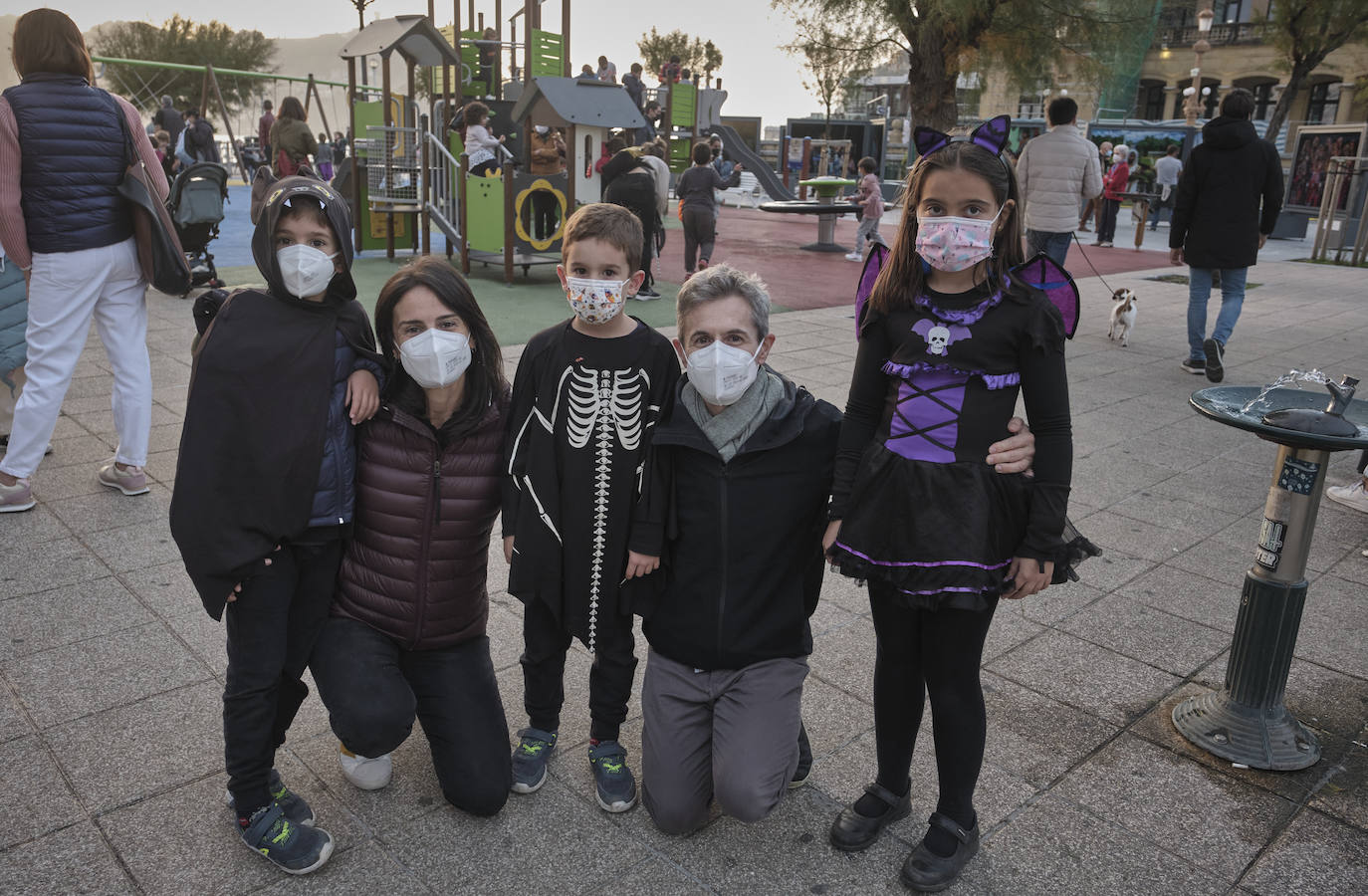 Los mellizos Jon y Teo, con sus padres Amaia y Domingo y su amiga del parque, Paula. 