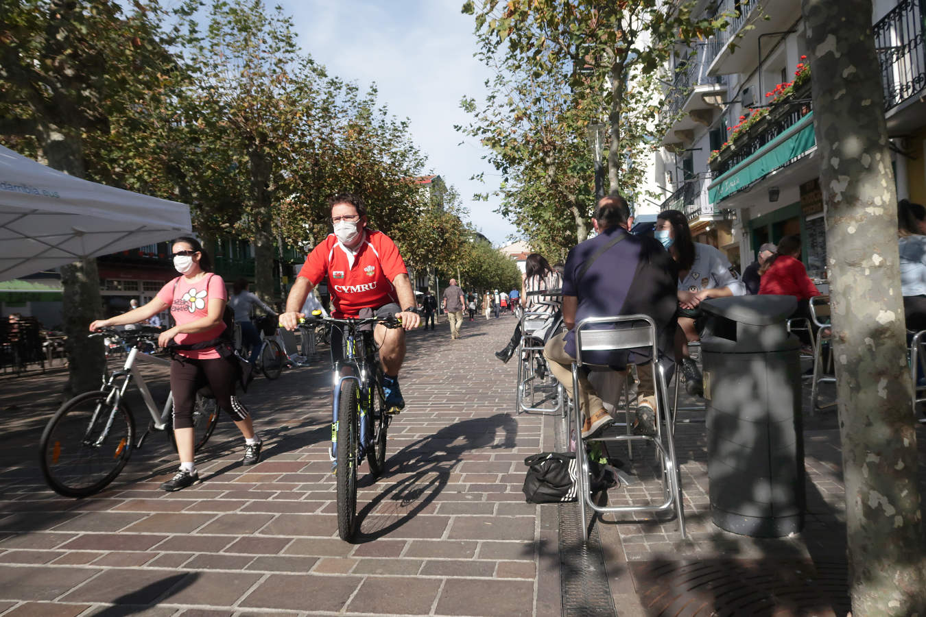 Los guipuzcoanos han aprovechado el buen tiempo para darse un paseo o hacer deporte el primer fin de semana de las nuevas medidas para combatir el Covid-19