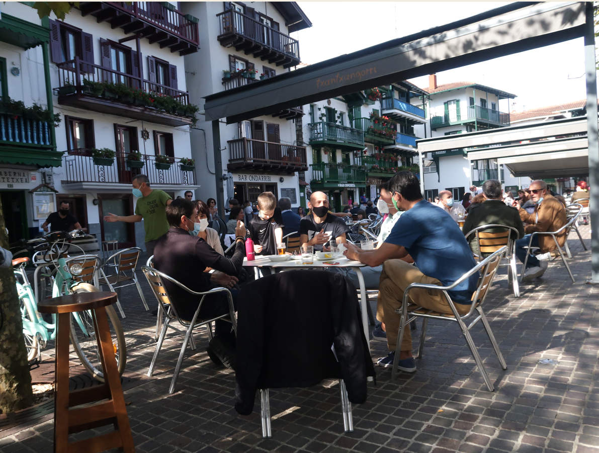 Los guipuzcoanos han aprovechado el buen tiempo para darse un paseo o hacer deporte el primer fin de semana de las nuevas medidas para combatir el Covid-19