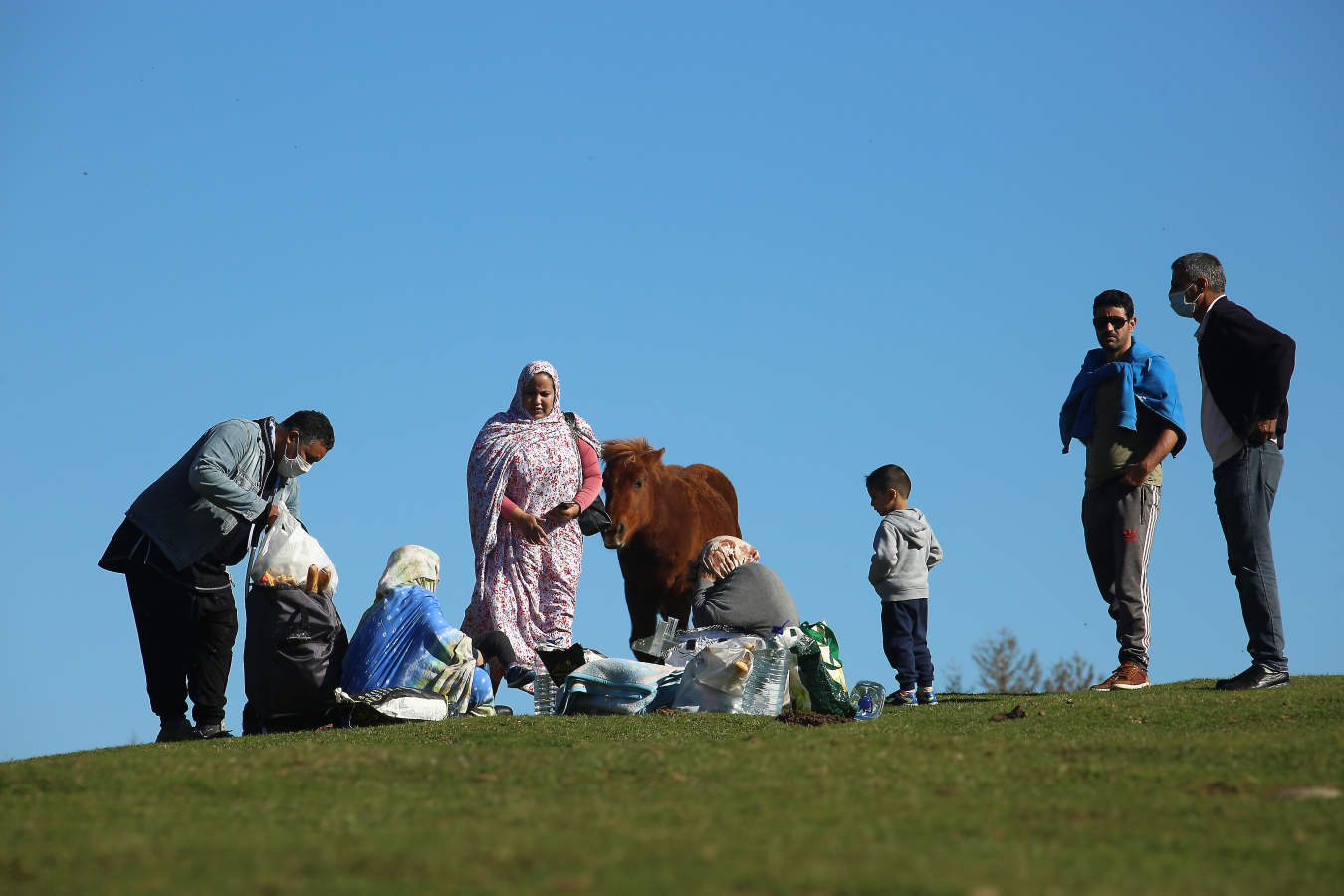 Los guipuzcoanos han aprovechado el buen tiempo para darse un paseo o hacer deporte el primer fin de semana de las nuevas medidas para combatir el Covid-19