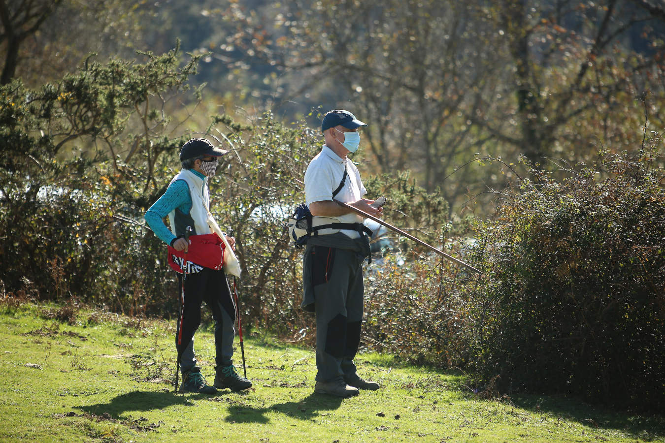 Los guipuzcoanos han aprovechado el buen tiempo para darse un paseo o hacer deporte el primer fin de semana de las nuevas medidas para combatir el Covid-19