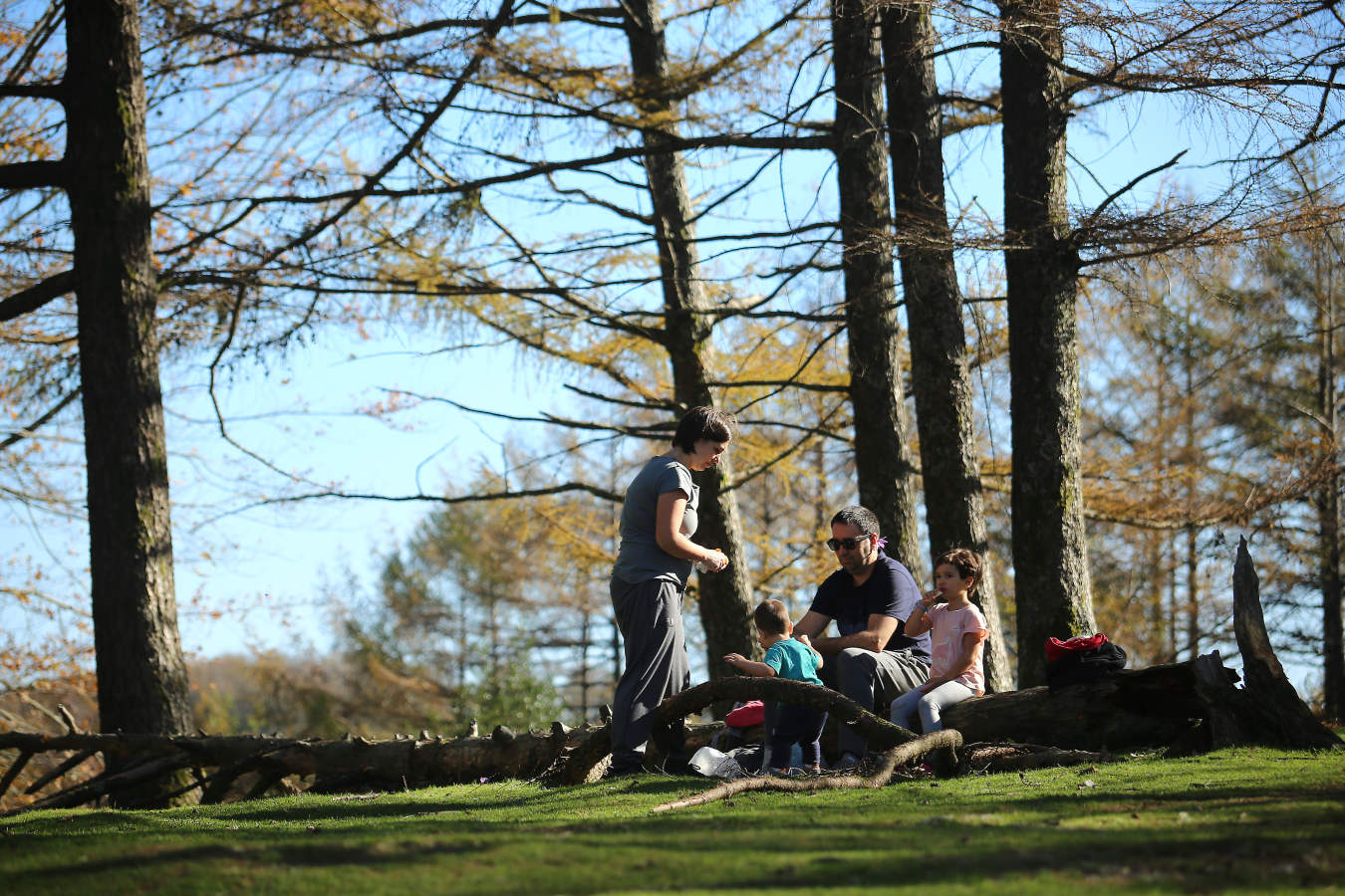 Los guipuzcoanos han aprovechado el buen tiempo para darse un paseo o hacer deporte el primer fin de semana de las nuevas medidas para combatir el Covid-19