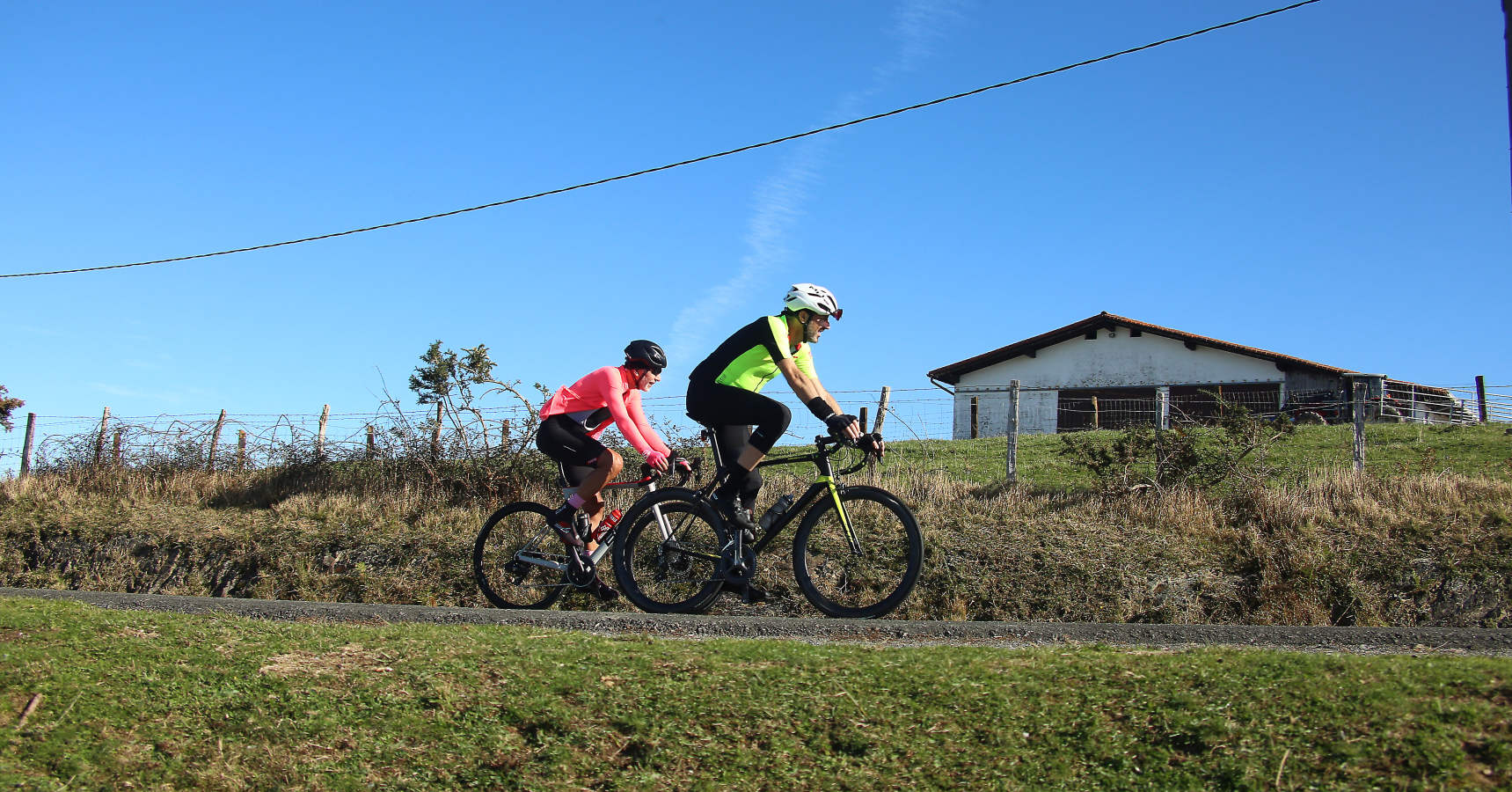 Los guipuzcoanos han aprovechado el buen tiempo para darse un paseo o hacer deporte el primer fin de semana de las nuevas medidas para combatir el Covid-19