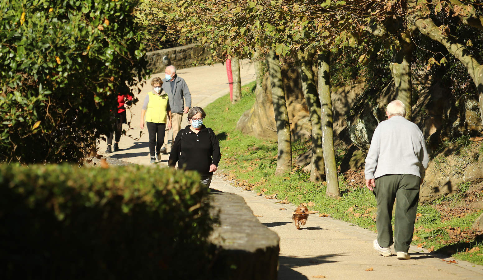 Los guipuzcoanos han aprovechado el buen tiempo para darse un paseo o hacer deporte el primer fin de semana de las nuevas medidas para combatir el Covid-19