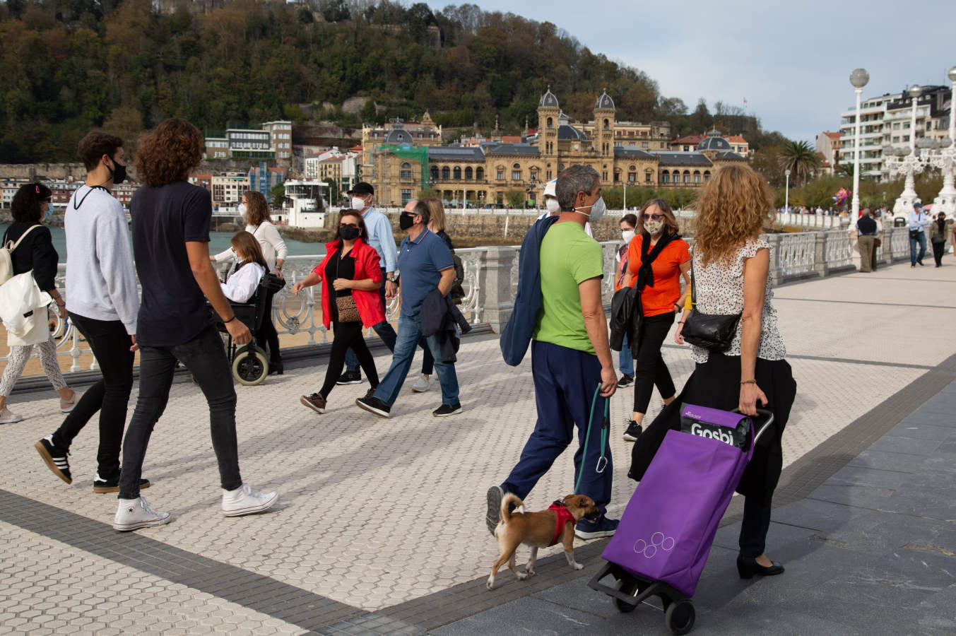 Los guipuzcoanos han aprovechado el buen tiempo para darse un paseo o hacer deporte el primer fin de semana de las nuevas medidas para combatir el Covid-19