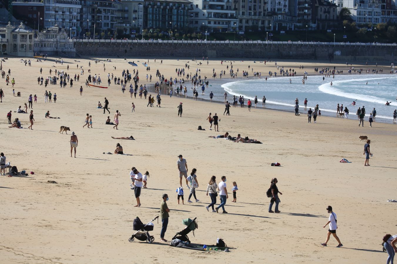 Los guipuzcoanos han aprovechado el buen tiempo para darse un paseo o hacer deporte el primer fin de semana de las nuevas medidas para combatir el Covid-19