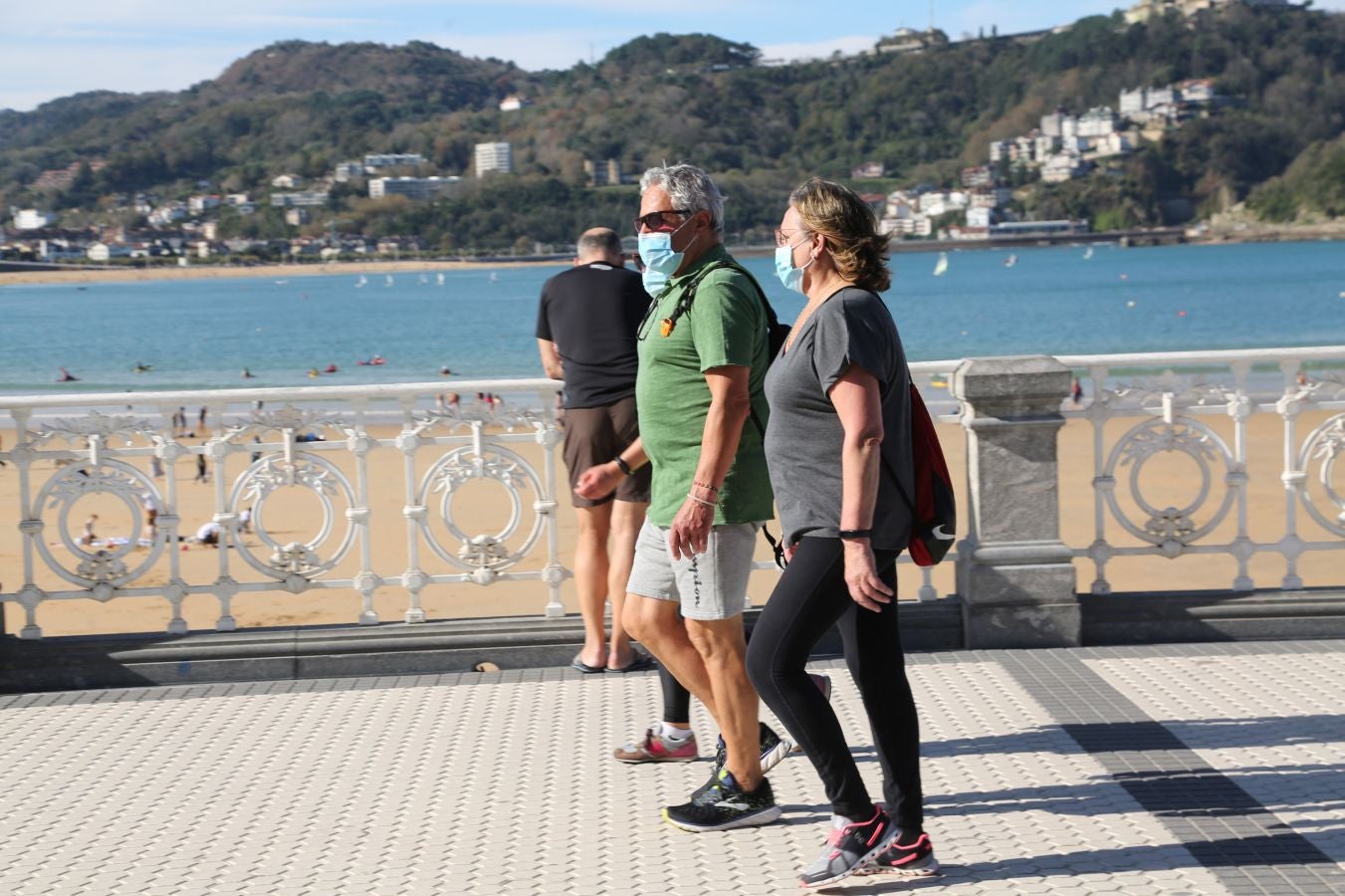 Los guipuzcoanos han aprovechado el buen tiempo para darse un paseo o hacer deporte el primer fin de semana de las nuevas medidas para combatir el Covid-19