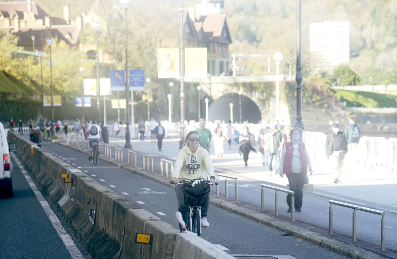 Los guipuzcoanos han aprovechado el buen tiempo para darse un paseo o hacer deporte el primer fin de semana de las nuevas medidas para combatir el Covid-19