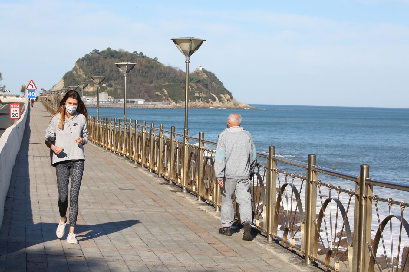 Los guipuzcoanos han aprovechado el buen tiempo para darse un paseo o hacer deporte el primer fin de semana de las nuevas medidas para combatir el Covid-19