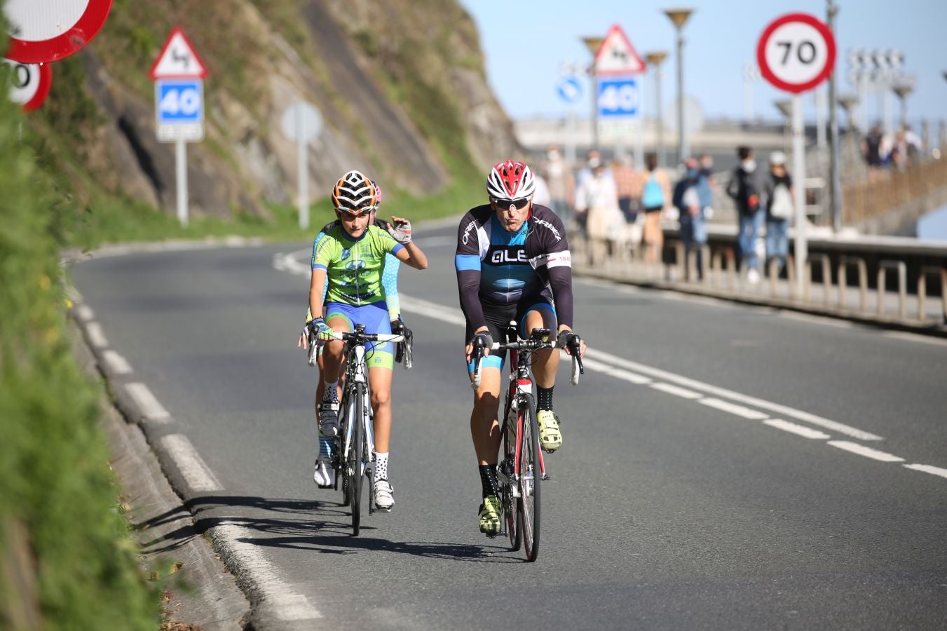 Los guipuzcoanos han aprovechado el buen tiempo para darse un paseo o hacer deporte el primer fin de semana de las nuevas medidas para combatir el Covid-19