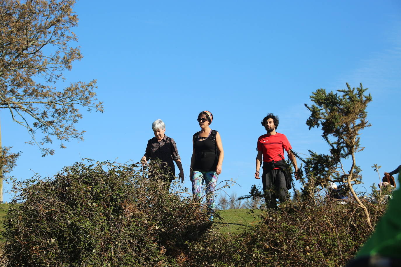 Los guipuzcoanos han aprovechado el buen tiempo para darse un paseo o hacer deporte el primer fin de semana de las nuevas medidas para combatir el Covid-19