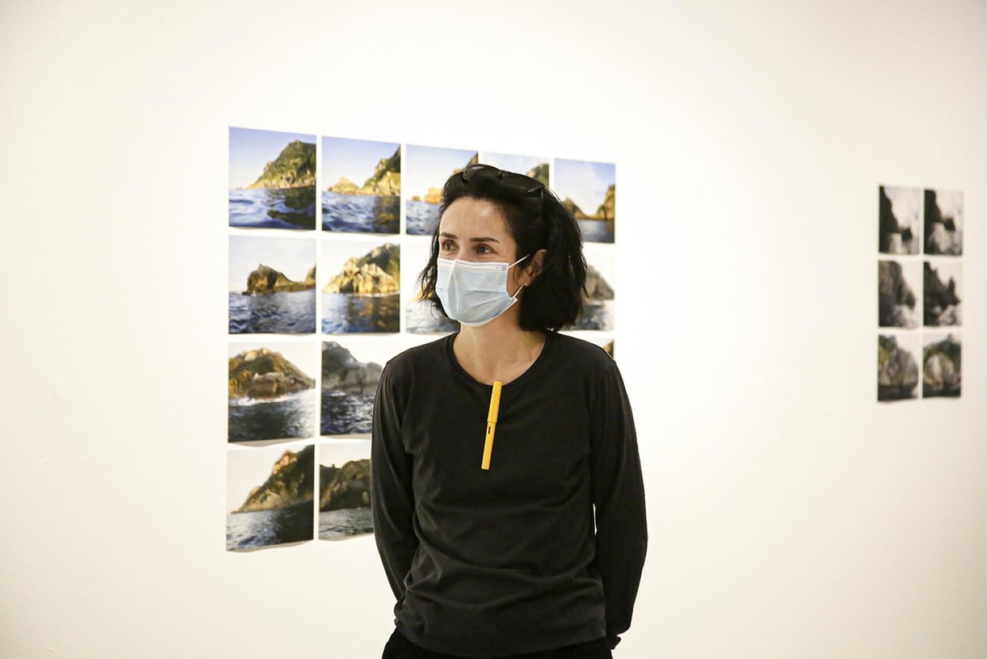 Erlea Maneros, junto a algunas de susfotografías. 