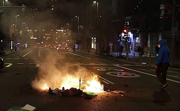 Los manifestantes intentaron cortar la Gran Vía de Madrid quemando contenedores y formando barricadas
