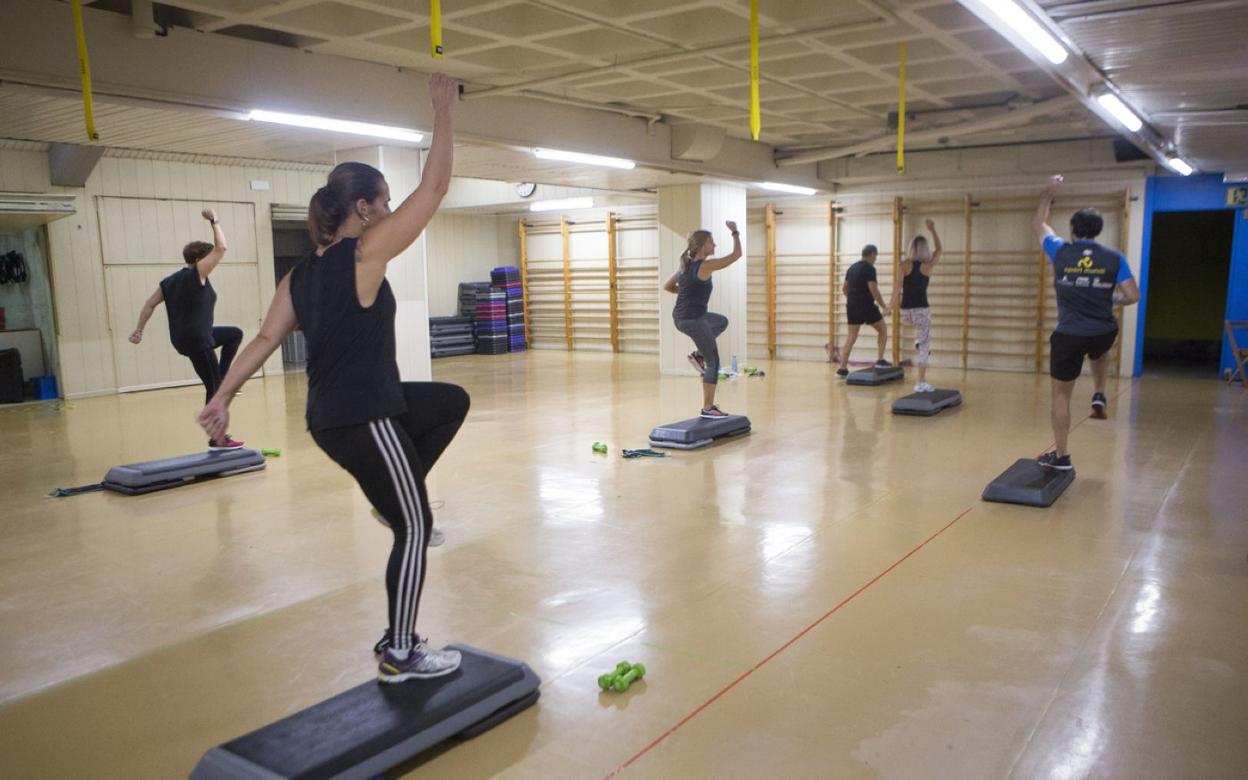 Los polideportivos han mantenido empleo y oferta de cursos pese a tener que limitar las plazas. 
