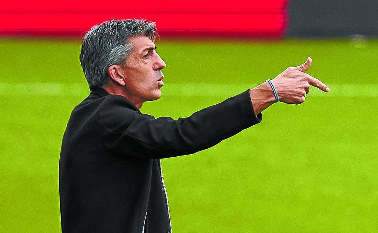 Imanol Alguacil da indicaciones a su equipo durante el partido de este domingo en Balaídos. 