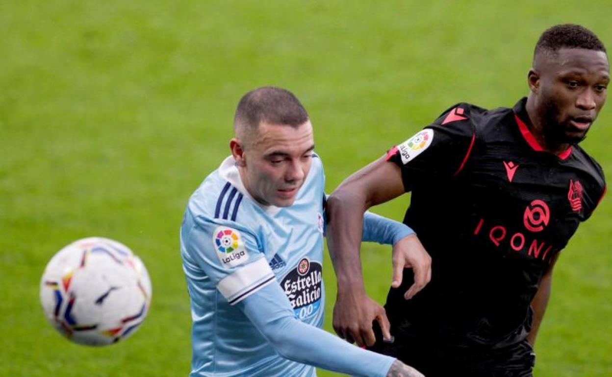Aspas y Sagnan, pugnando por la posesión del balón.