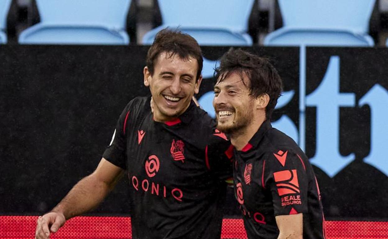 David Silva celebra junto a Oyarzabal el segundo gol de la Real. 