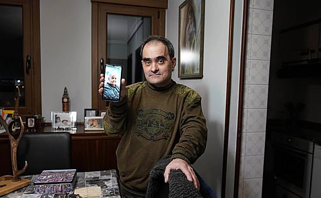 Ignacio López posa con la fotografía de su tía Trinidad. 