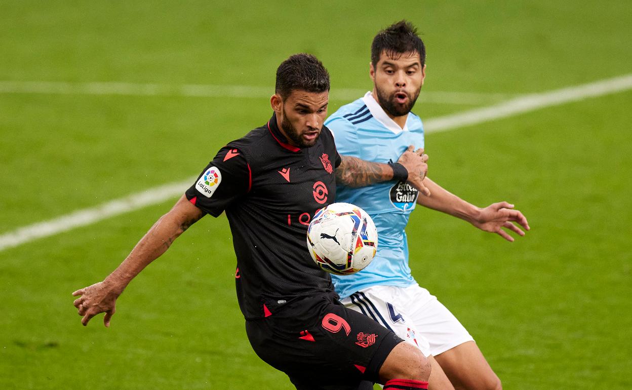 Willian José protege el balón con el cuerpo ante la presión de Araujo. 