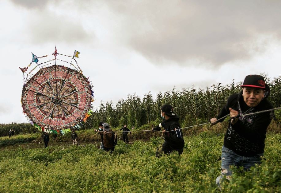 El Festival de Barriletes de Santiago Sacatépequez (Guatemala). Con un escenario distinto al campo de fútbol donde suele realizarse, el festival de barriletes (cometas) gigantes de Sumpango, al centro de Guatemala, trasladó sus colores a un parque con banquetas y árboles para que el público pudiera apreciar el arte desde la comodidad de su hogar. 