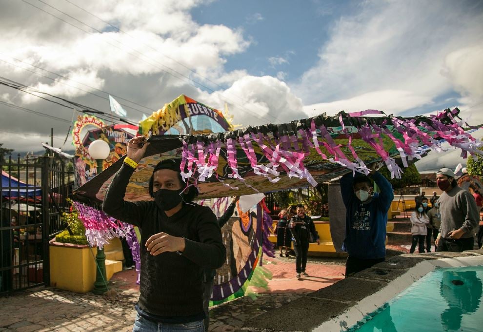 El Festival de Barriletes de Santiago Sacatépequez (Guatemala). Con un escenario distinto al campo de fútbol donde suele realizarse, el festival de barriletes (cometas) gigantes de Sumpango, al centro de Guatemala, trasladó sus colores a un parque con banquetas y árboles para que el público pudiera apreciar el arte desde la comodidad de su hogar. 