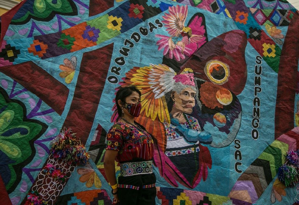 El Festival de Barriletes de Santiago Sacatépequez (Guatemala). Con un escenario distinto al campo de fútbol donde suele realizarse, el festival de barriletes (cometas) gigantes de Sumpango, al centro de Guatemala, trasladó sus colores a un parque con banquetas y árboles para que el público pudiera apreciar el arte desde la comodidad de su hogar. 