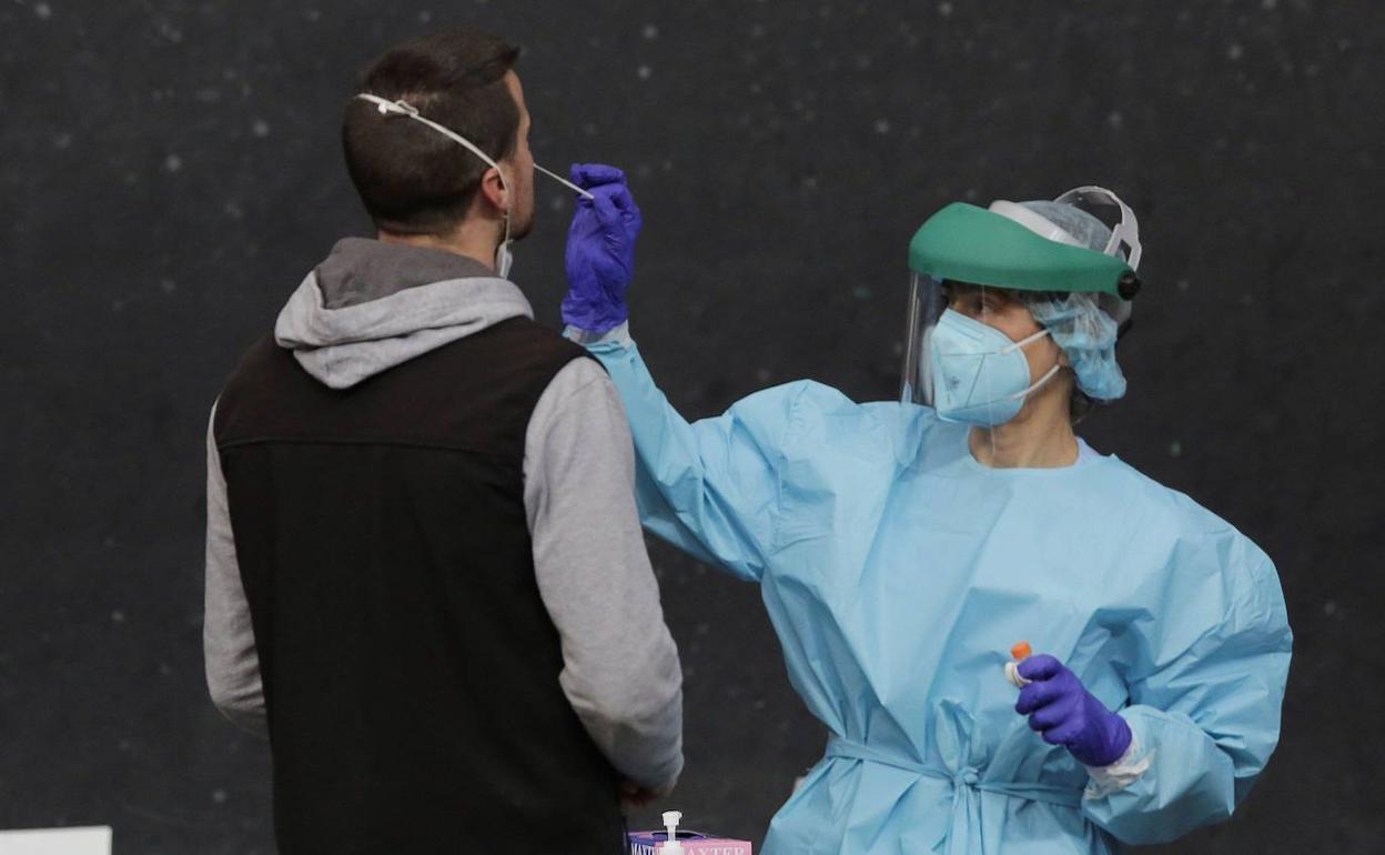 Uno de cada diez test diagnósticos de Covid realizados en Euskadi da positivo