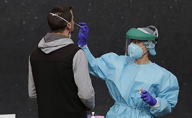 Uno de cada diez test diagnósticos de Covid realizados en Euskadi da positivo