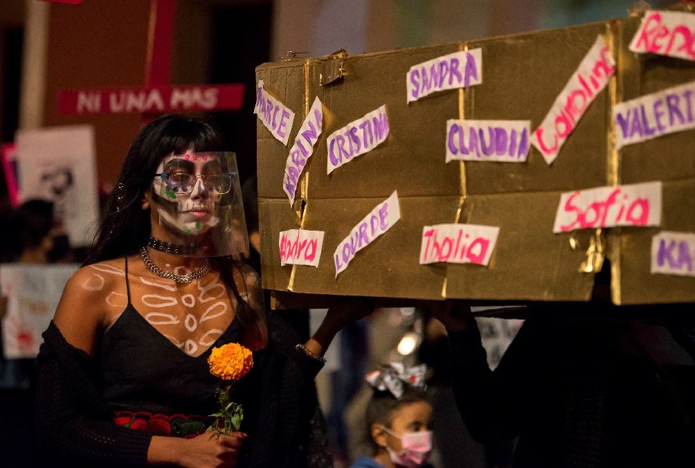 Colectivos feministas participan hoy de una marcha por el Día de Muertos y en protesta por los miles de feminicidios y desapariciones de mujeres en el país, en la ciudad de Saltillo, estado de Coahuila (México). México mantuvo vivo el Día de Muertos en un festejo híbrido acorde a los tiempo de la pandemia y mientras unos estados el país mantuvieron los panteones abiertos, para millones de familias la tradicional festividad transcurrió en casa, incluso miles la celebraron de manera virtual. 